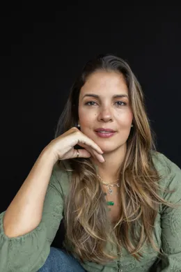 Cristina Senise, psicóloga, olhando para a câmera.