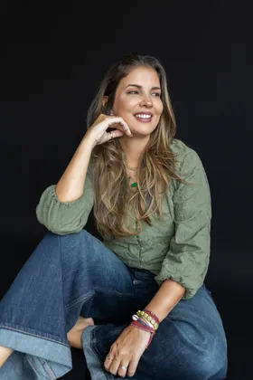 Cristina Senise, psicóloga, sorrindo, olhando para o lado.